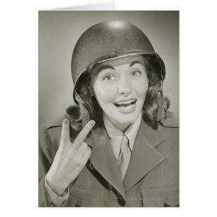 Femme portant un casque d'armée