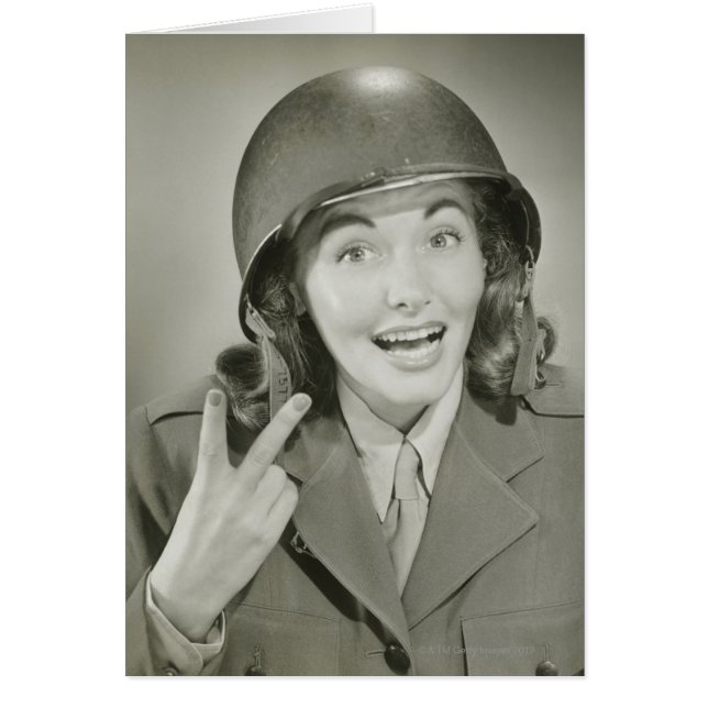 Femme portant un casque d'armée (Devant)