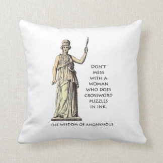 "Femme qui fait des jeux de mots croisé coussin en