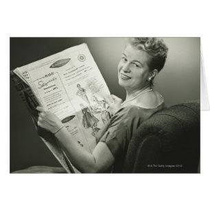 Femme s'asseyant dans la chaise