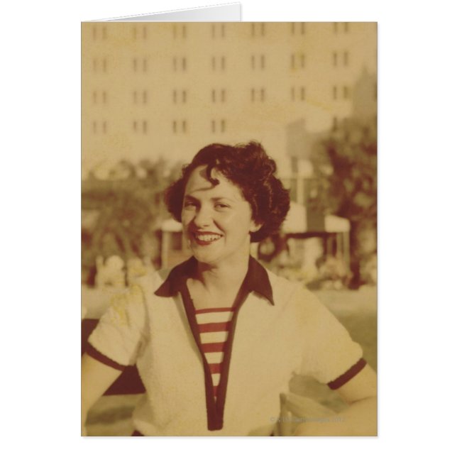 Femme s'asseyant dehors (Devant)