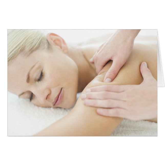 Femme se relaxer à un spa tout en recevant 2 (Devant horizontal)