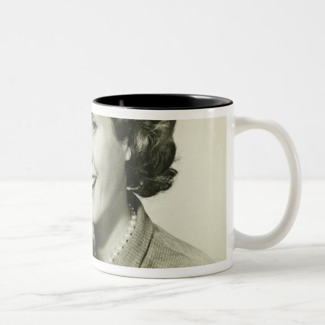 Femme tenant des tasses (Droit)