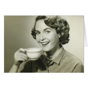 Femme tenant des tasses