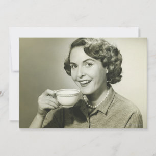 Femme tenant des tasses