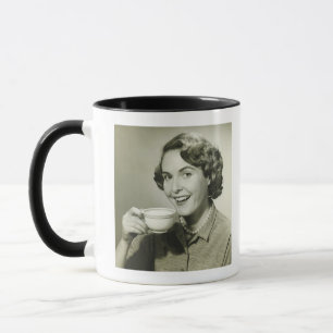 Femme tenant des tasses