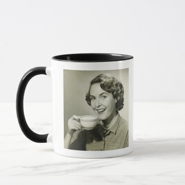 Femme tenant des tasses (Gauche)