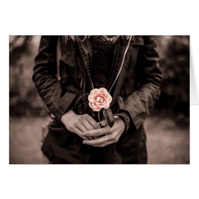 Femme tenant une Camellia rose (Devant horizontal)