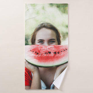 Femme tenant une pastèque tranchée