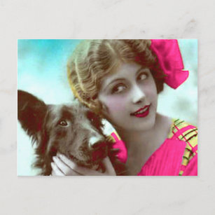 Femme victorienne avec la carte postale de chien
