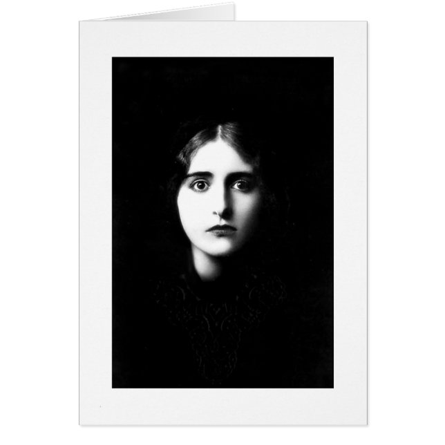 Femme victorienne avec une expression hantante (Devant)