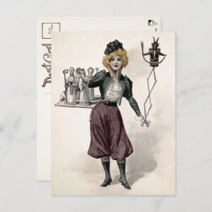 Femme vintage avec carte postale Krampus Doll