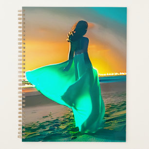 Femmes en bleu turquoise sur une plage nocturne 
