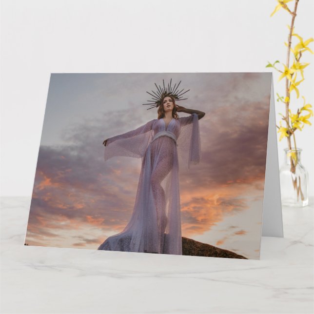 femmes magnifiques debout sur la carte de voeux ro (Fleur jaune)