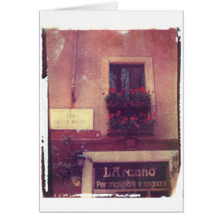 Fenêtre de Rome avec des géraniums