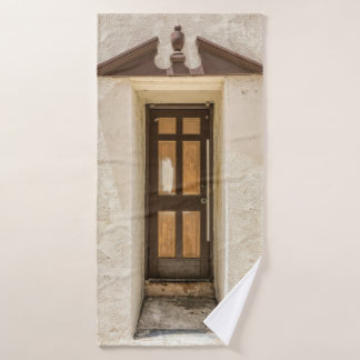FENÊTRE EN BOIS Brown SUR MUR BLANC EN BÉTON