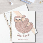Fente mignonne lente<br><div class="desc">Ce mignon planificateur est décoré d'une parties scintillant d'or rose, avec un parfum souriant. Il dit "Ralentissez" et vous pouvez changer cela en vos propres mots. Facilement personnalisable avec votre nom et votre année. Dessin original © Michele Davies.</div>