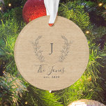 Ferme rustique monogrammée familiale<br><div class="desc">Monogramme personnalisé et nom avec famille établi année élégante chic ferme style ornement d'arbre rond.         Un cadeau de conservation moderne pour les vacances de Noël.</div>