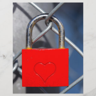 Fermeture du coeur rouge sur la clôture
