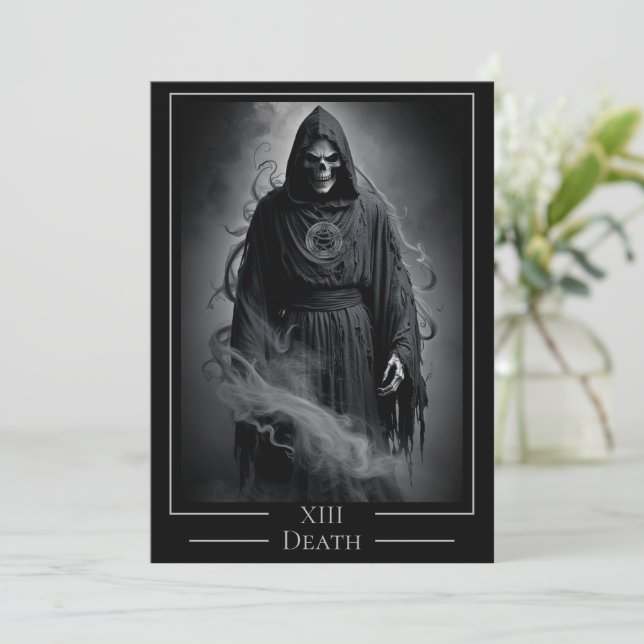 Fête d'Halloween avec la carte de tarot de la mort (Debout devant)
