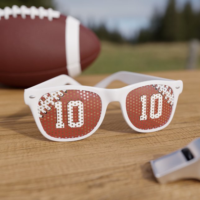 Fête Retro Sports Football Thème Anniversaire Lunettes de sol (A fun pair of football ball themed sunglasses. Just add your favorite number)