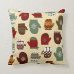 Fêtes de Noël Cosy Mittens hiver Jeter Oreiller<br><div class="desc">Ce design de Noël amusant présente des mitaines d'hiver dans une variété de motifs. Un motif de flocon de neige grace l'arrière - plan.</div>