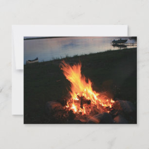 Feu de camp au coucher du soleil