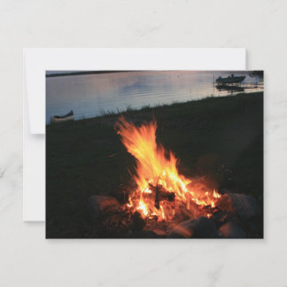 Feu de camp au coucher du soleil