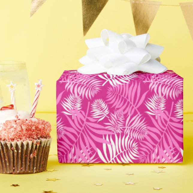 Feuille de palmier blanche sur papier cadeau rose (Fête d'anniversaire)