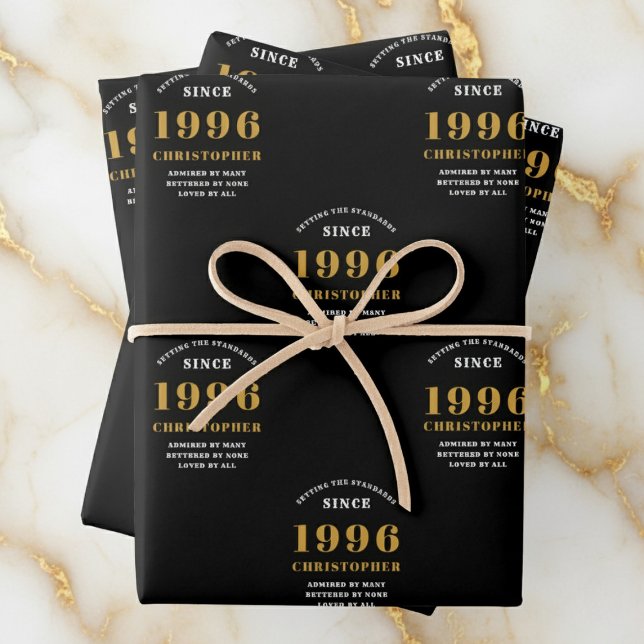 Feuille De Papier Cadeau 30e Anniversaire né 1996 Ajouter Nom Noir Or (1996 wrapping paper. White and gold background.)