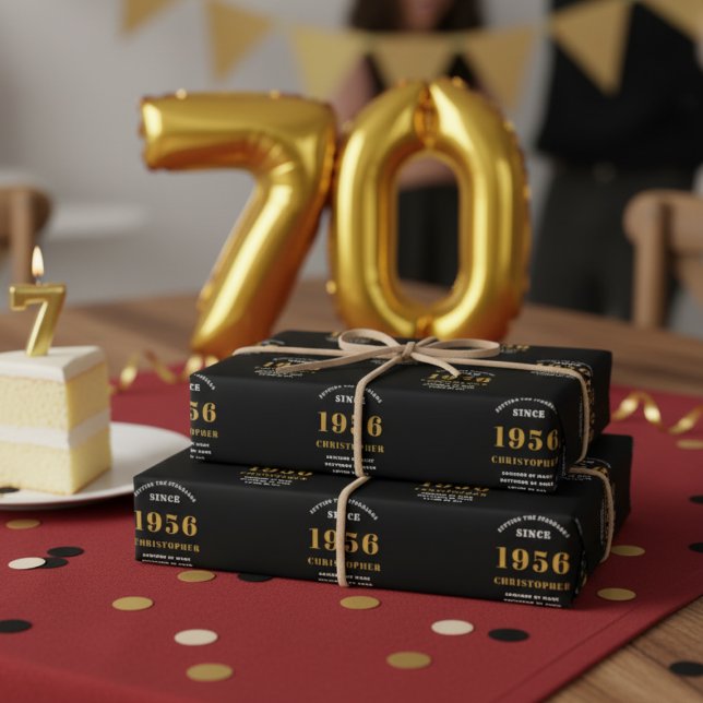 Feuille De Papier Cadeau 70th Birthday born 1956 Ajouter Nom Black Gold (70th birthday wrapping paper on a table.)