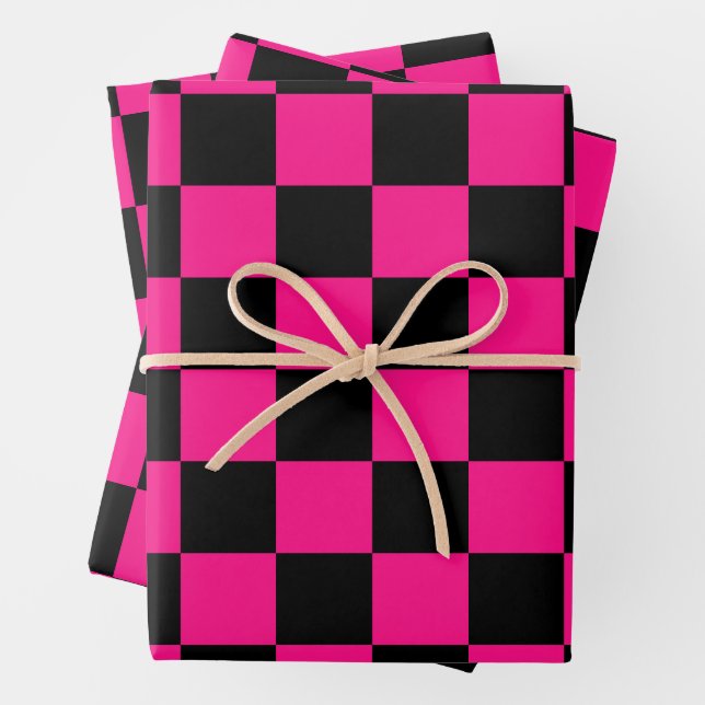 Feuille De Papier Cadeau à damiers carré rose chaud noir rétro géométrique (En situation)