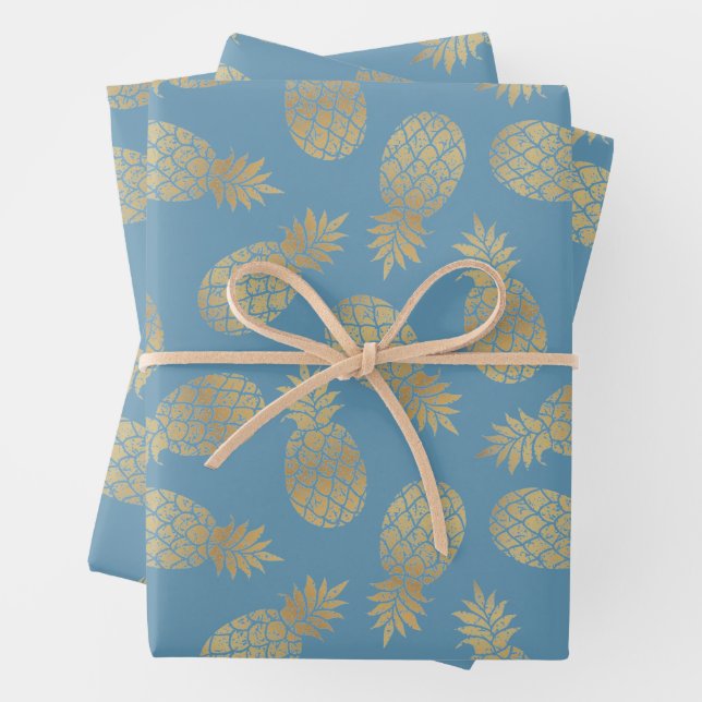 Feuille De Papier Cadeau Ananas en or sur bleu (En situation)
