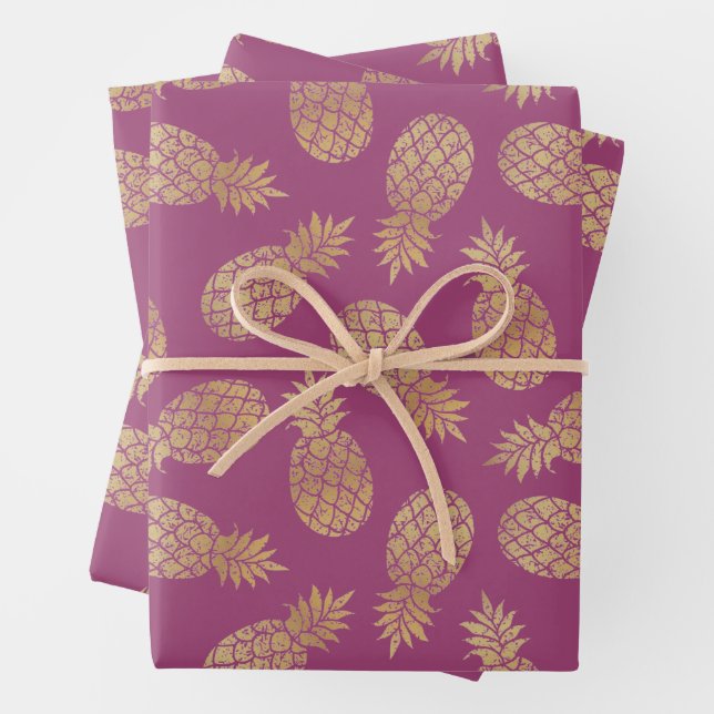Feuille De Papier Cadeau Ananas en or sur framboise (En situation)