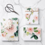 Feuille De Papier Cadeau Aquarelle rose et blanche féminine<br><div class="desc">Couvrez vos cadeaux dans la splendeur féminine avec ces beaux bouquets floraux rose et blanc d'aquarelle. Ils sont un choix charmant pour les anniversaires,  mariages,  nuptiaux ou baby showers et toute autre occasion pour lui faire sentir spécial.</div>