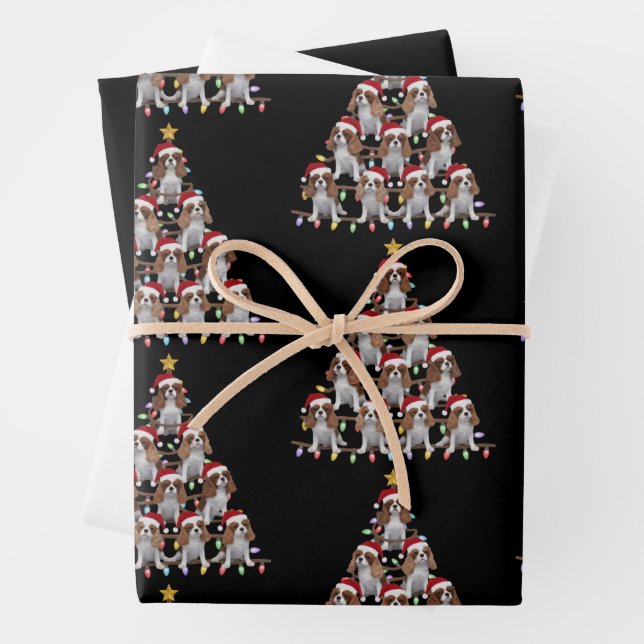 Feuille De Papier Cadeau Arbre de Noël Santa Cavalier King Charles Spaniel  (En situation)