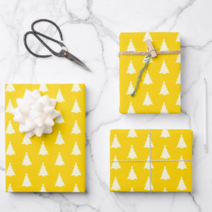 Feuille De Papier Cadeau Arbre de Noël transparent sur fond jaune