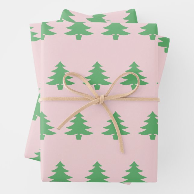 Feuille De Papier Cadeau Arbres de Noël vert lunaire sur rose pâle (En situation)