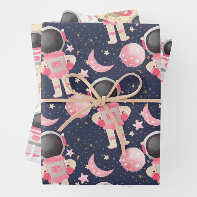 Feuille De Papier Cadeau Astronaut Motif de fille spatiale (En situation)