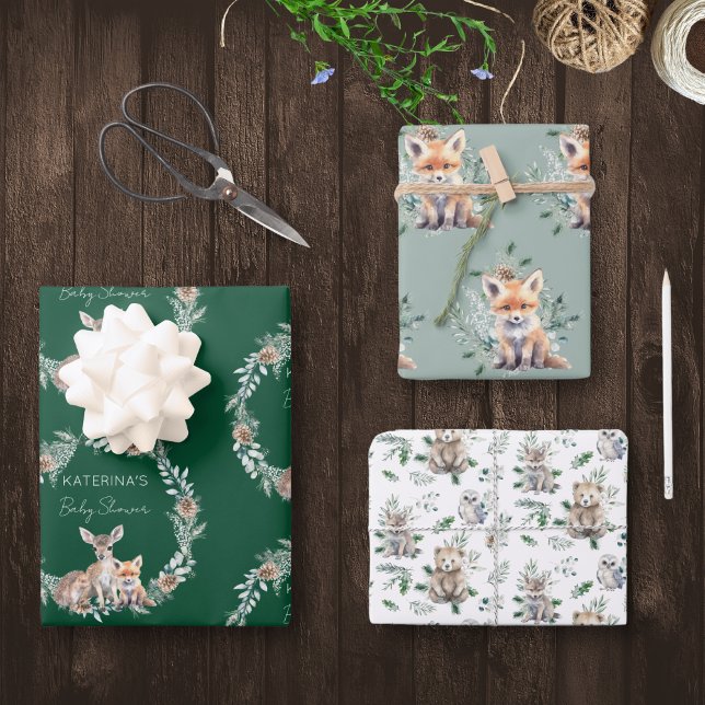 Feuille De Papier Cadeau Baby shower d'animaux de bois rustique d'hiver (This cute set of baby shower gift wrap features woodland animals and winter greenery.)