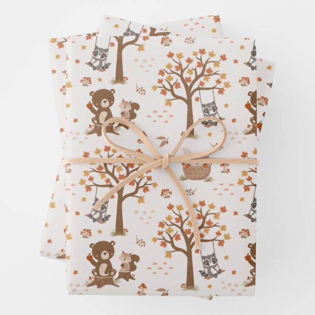 Feuille De Papier Cadeau Baby shower Raccoon d'écureuils pour bébés en bois (En situation)