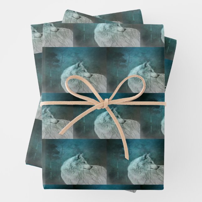 Feuille De Papier Cadeau Beau loup gris dans un Motif de forêt foncée (En situation)