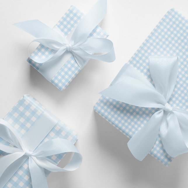 Feuille De Papier Cadeau Bébé Bleu et Blanc En vichy Plaid Motif. (Baby blue gingham wrapping paper sheets. Soft blue gingham checks pattern gift wraps.)