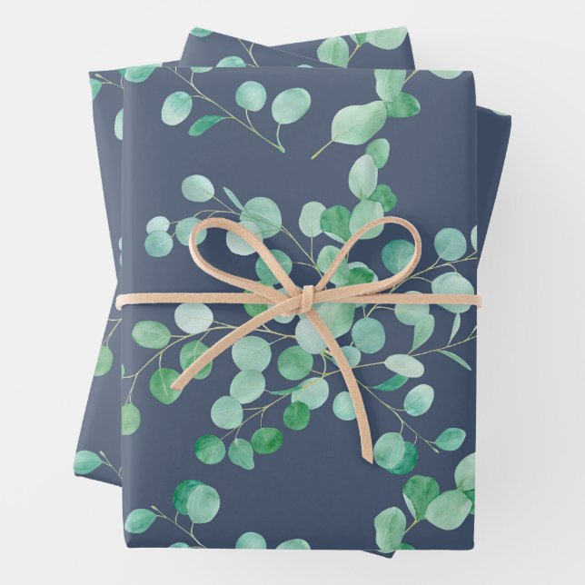 Feuille De Papier Cadeau Branches D'Aquarelle Eucalyptus Sur Bleu Marine (En situation)