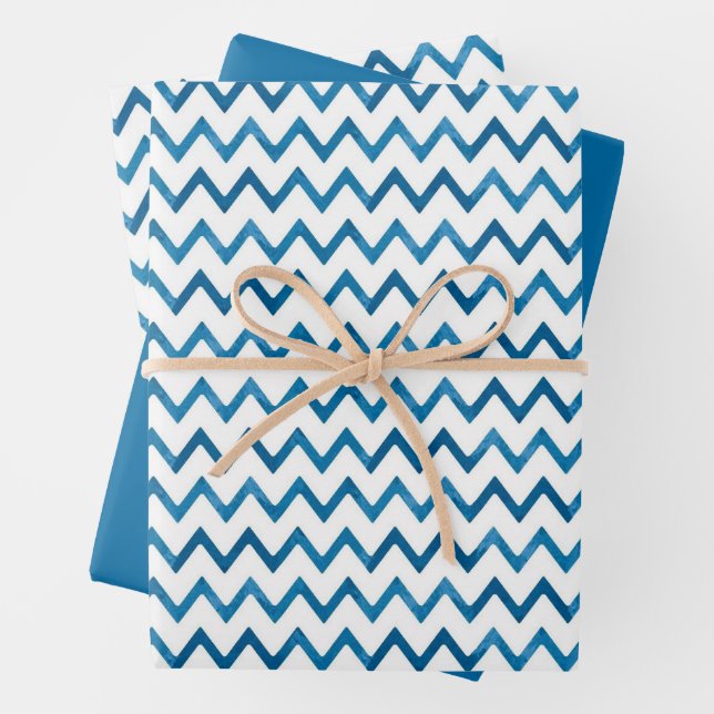 Feuille De Papier Cadeau Cadeau rayé zigzag bleu moderne de Noël (En situation)