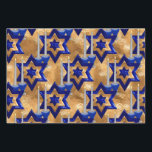 Feuille De Papier Cadeau Chandeliers juifs-et-étoiles-SET-3<br><div class="desc">De ma nouvelle collection juive qui arrive en magasin maintenant... Chandeliers-et-Stars-3- SETA grand look martelé (texture numérique)-Étoile triplée de David créé en bleu foncé et argent avec une paire de chandeliers et de porte-bougies. Les bougies apparaissent allumées. Vous obtenez 3 feuilles de papier cadeau. Un avec les étoiles de l'allover...</div>