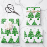 Feuille De Papier Cadeau Chien Empreinte de patte Green Christmas Tree<br><div class="desc">Dessin mignon d'un arbre de Noël décoré d'empreintes de pattes de chiens. Papier d'emballage personnalisé pour les vacances. Idée d'enveloppement cadeau pour amoureux de les chiens.</div>
