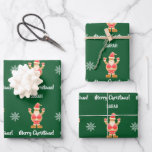 Feuille De Papier Cadeau Christmas Gingerbread Brown Père Noël Personnalise<br><div class="desc">Enveloppe cadeau de Noël moderne pour les enfants,  avec un design minimaliste qui comprend une figure en pain d'épices de Père Noël,  des flocons de neige,  le salut "Joyeux Noël" dans la typographie stylisée,  et un nom personnalisé. Sur un arrière - plan vert de Noël.</div>