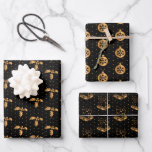 Feuille De Papier Cadeau Christmas Holly, Baubles et Holly sur Black<br><div class="desc">Ces feuilles de papier d'emballage élégantes et glamour sont polyvalentes et peuvent être utilisées pour donner des cadeaux ou des projets artistiques et artisanaux. Elles sont idéales pour toutes les occasions telles que Noël, anniversaires, mariages, douches nuptiales, baby showers, anniversaires ou cadeaux généraux. Le design présente des baies de houx...</div>