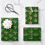 Feuille De Papier Cadeau Christmas Holly, Baubles et Holly sur Green<br><div class="desc">Ces feuilles de papier d'emballage élégantes et glamour sont polyvalentes et peuvent être utilisées pour donner des cadeaux ou des projets artistiques et artisanaux. Elles sont idéales pour toutes les occasions telles que Noël, anniversaires, mariages, douches nuptiales, baby showers, anniversaires ou cadeaux généraux. Le design présente des baies de houx...</div>